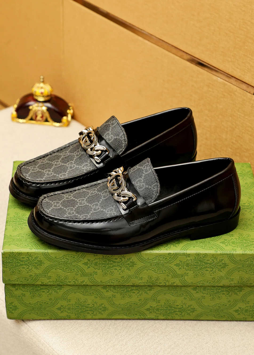Men's shoes 💰480 💐 Product trademark: GUCCI "Gucci" casual leather shoes Regular size: 38-44 (45.46🉑️customized) Product materials: Selected imported first-layer calfskin embossed upper + luxury hardware buckle, imported water-dyed cowhide leather lining. Strong three-dimensional visual effect, original outsole color: 2 colors available